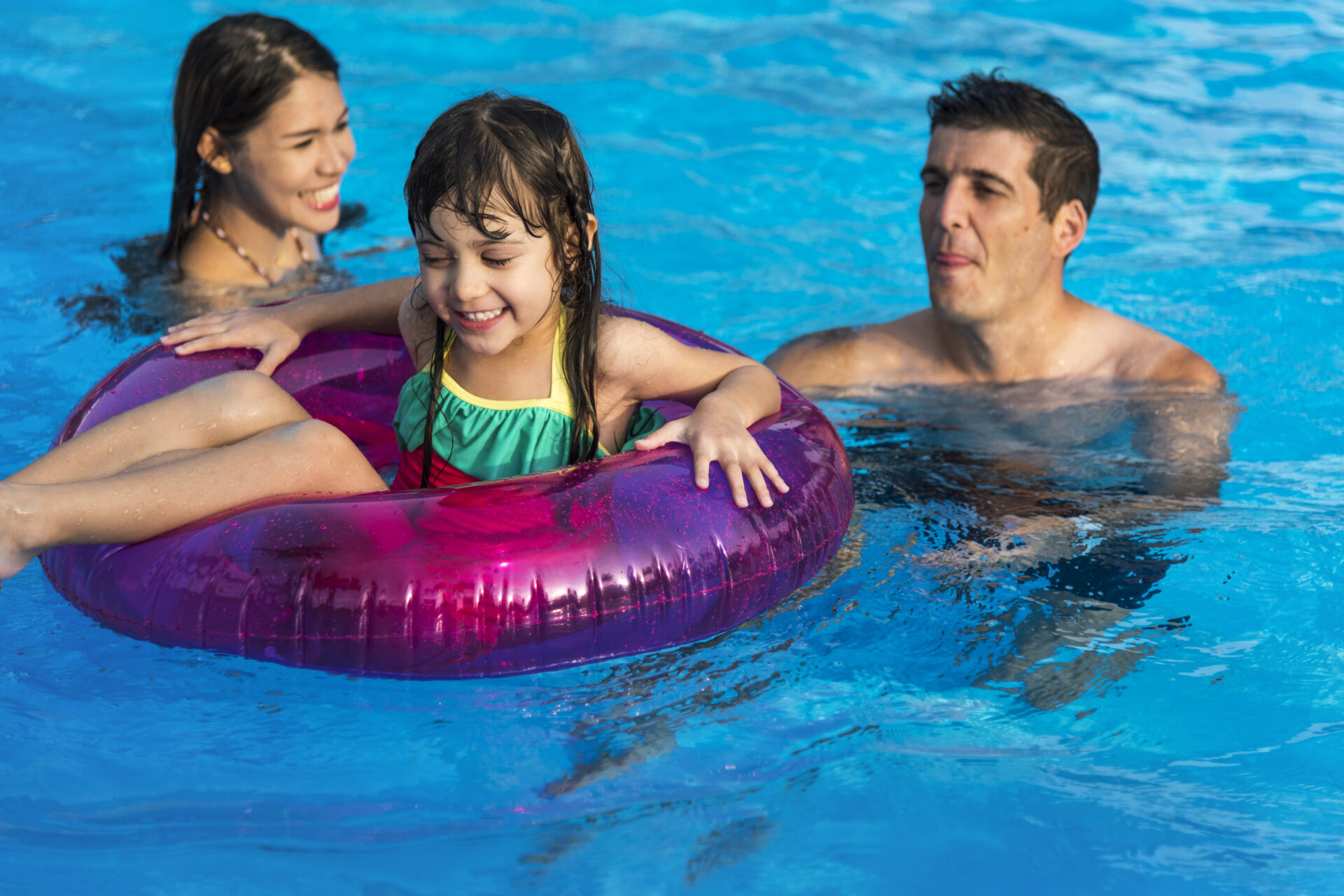 Famiglia in piscina a bordo